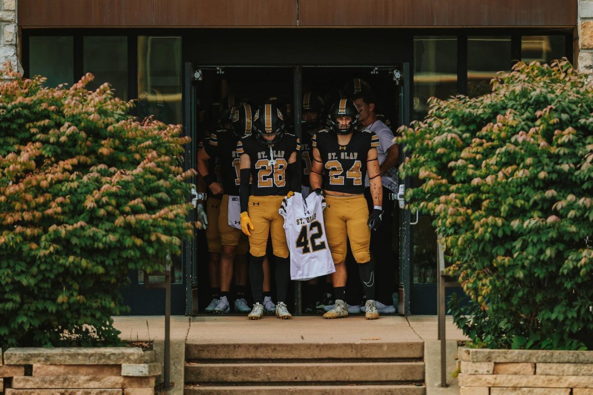 St. Olaf Football wins first game since passing of Matthew Lee ’27